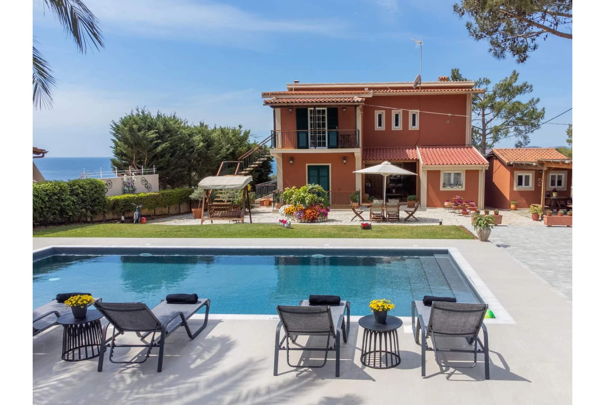 Private Magnelis® Panel Skimmer Pool in Villa