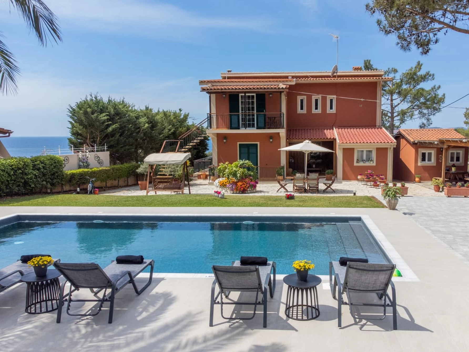 Πισίνα Προκάτ Magnelis® Skimmer σε Villa